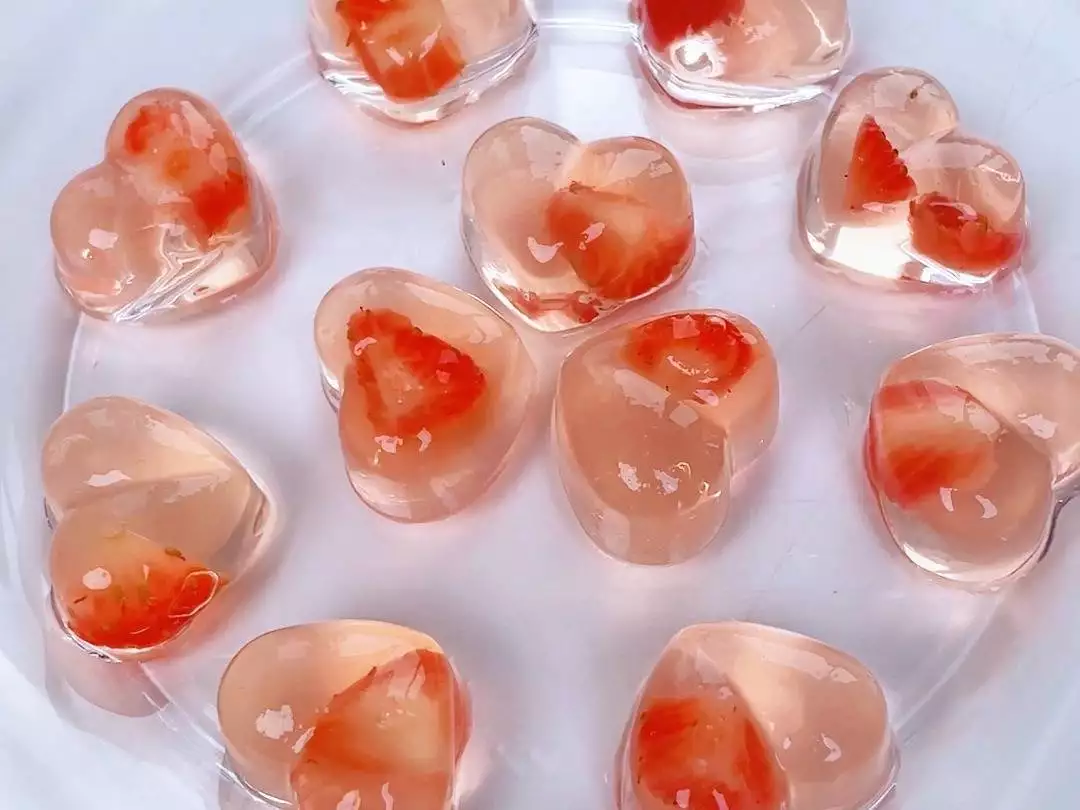 大学食堂奇葩美食：爱情果冻、时光沙漏汤、梦想汉堡的独特滋味