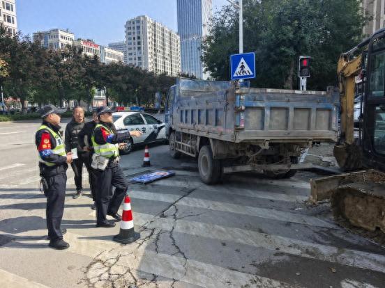 泰安交警城西大队开展货车违法整治，筑牢秋季交通安全防线