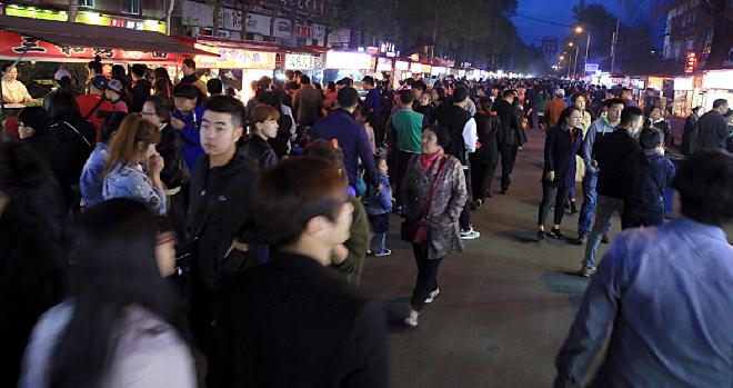 哈市大学周边夜市啥样？师大夜市美食多还有帅哥美女
