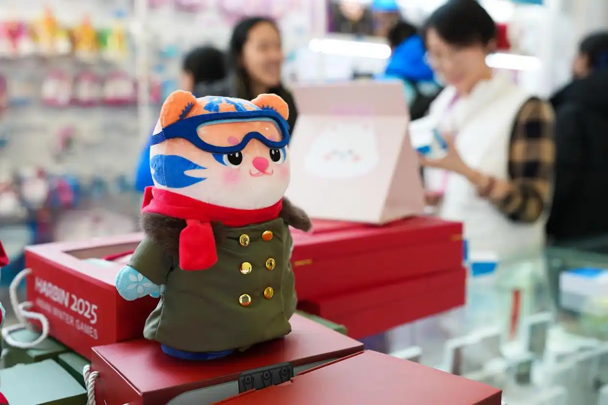 亚冬会赛程过半,吉祥物周边爆火,特色服饰一‘服’难求