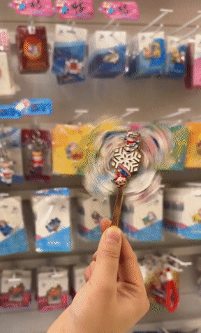 亚冬会赛程过半,吉祥物周边爆火,特色服饰一‘服’难求