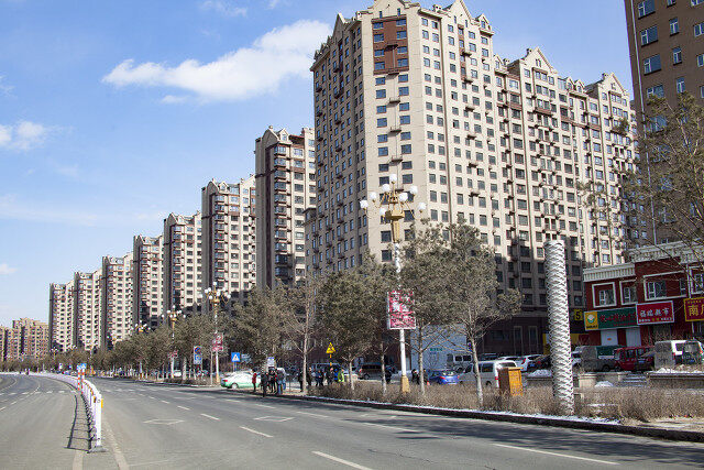 全球疫情持续对我国房价影响大,中小房企或面临破产