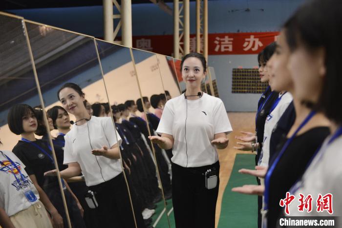 冬奥会礼仪志愿者：颁奖场上展‘中国之美’，传递最高敬意