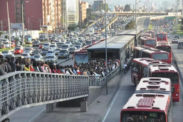 限号限行防拥堵,看国内与美法治理交通拥堵的不同措施