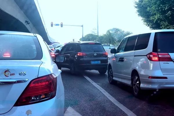 开车压实线不扣分罚款的3种情况，老司机都知道