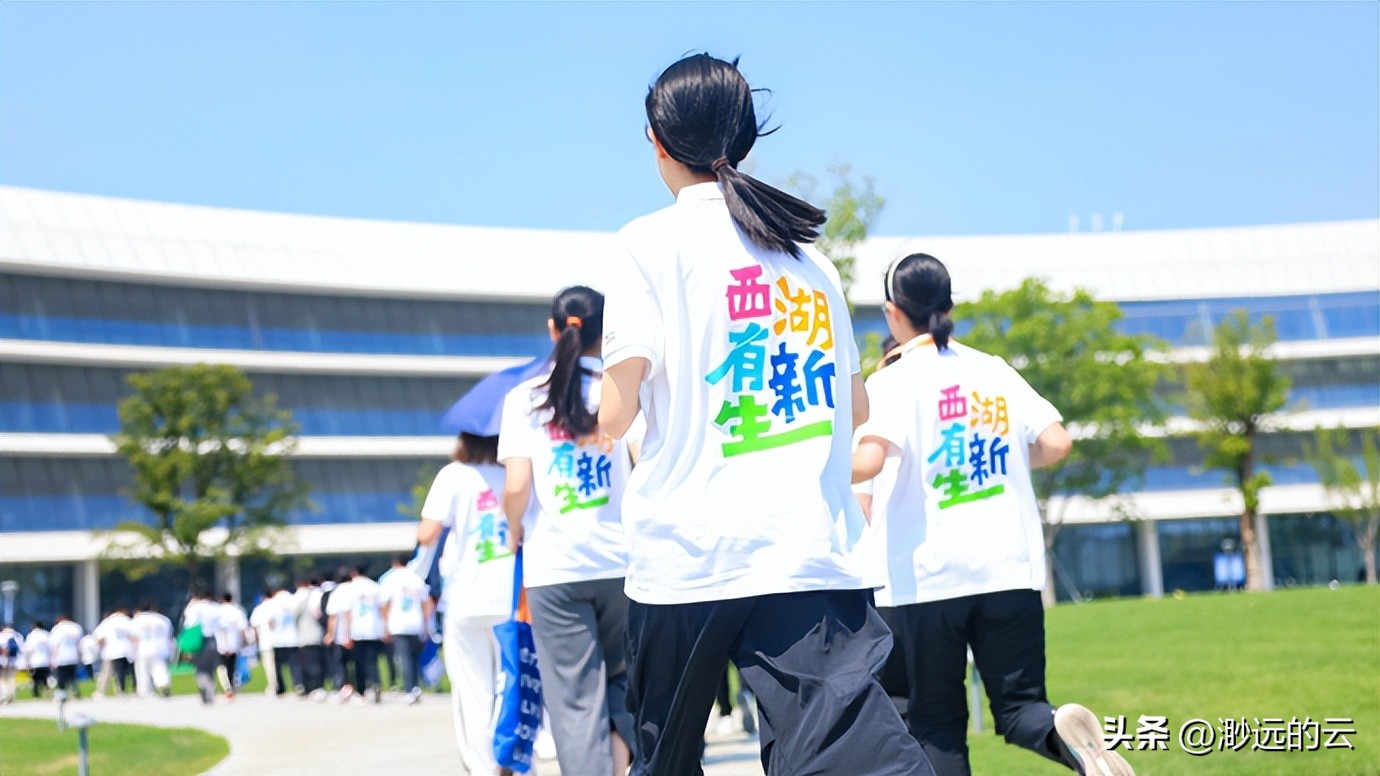 大学学费乱象:国内生六千外籍生三十五万,高校做法引吐槽