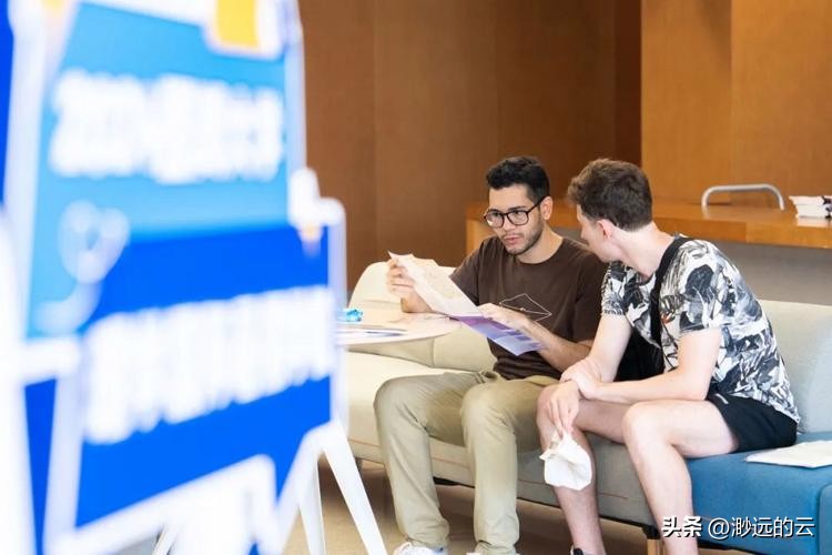 大学学费乱象:国内生六千外籍生三十五万,高校做法引吐槽