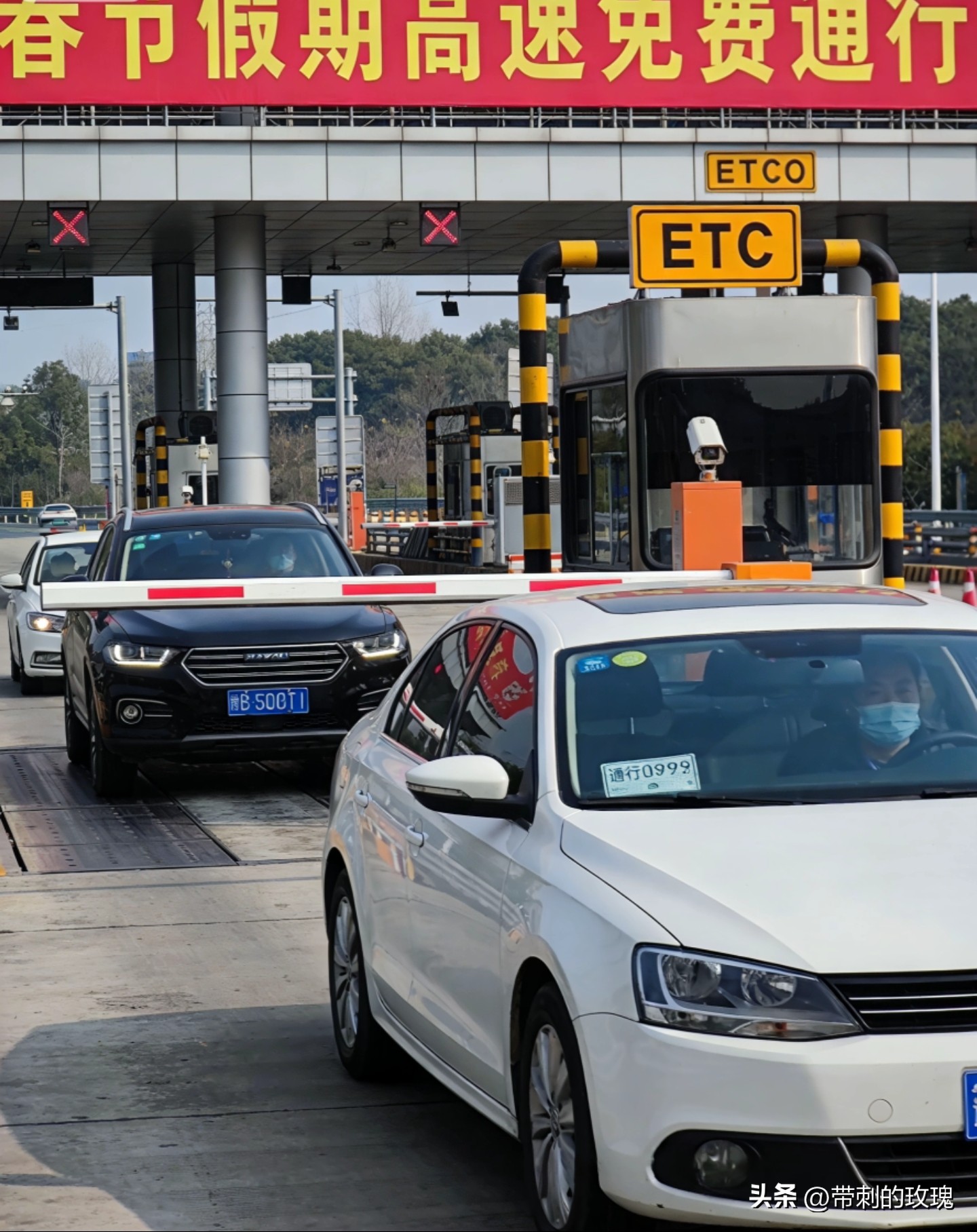 高速节假日免费引热议,网友建议定额制缓解拥堵可行吗?
