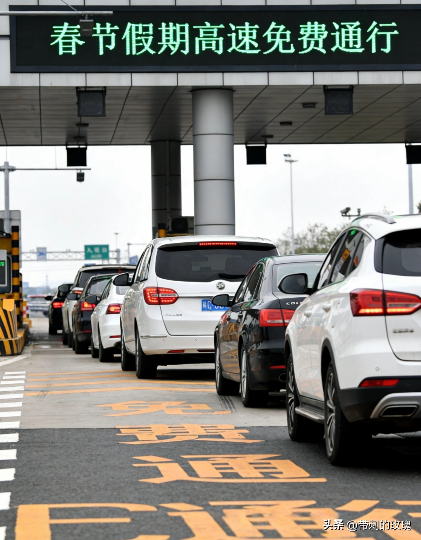高速节假日免费引热议,网友建议定额制缓解拥堵可行吗?