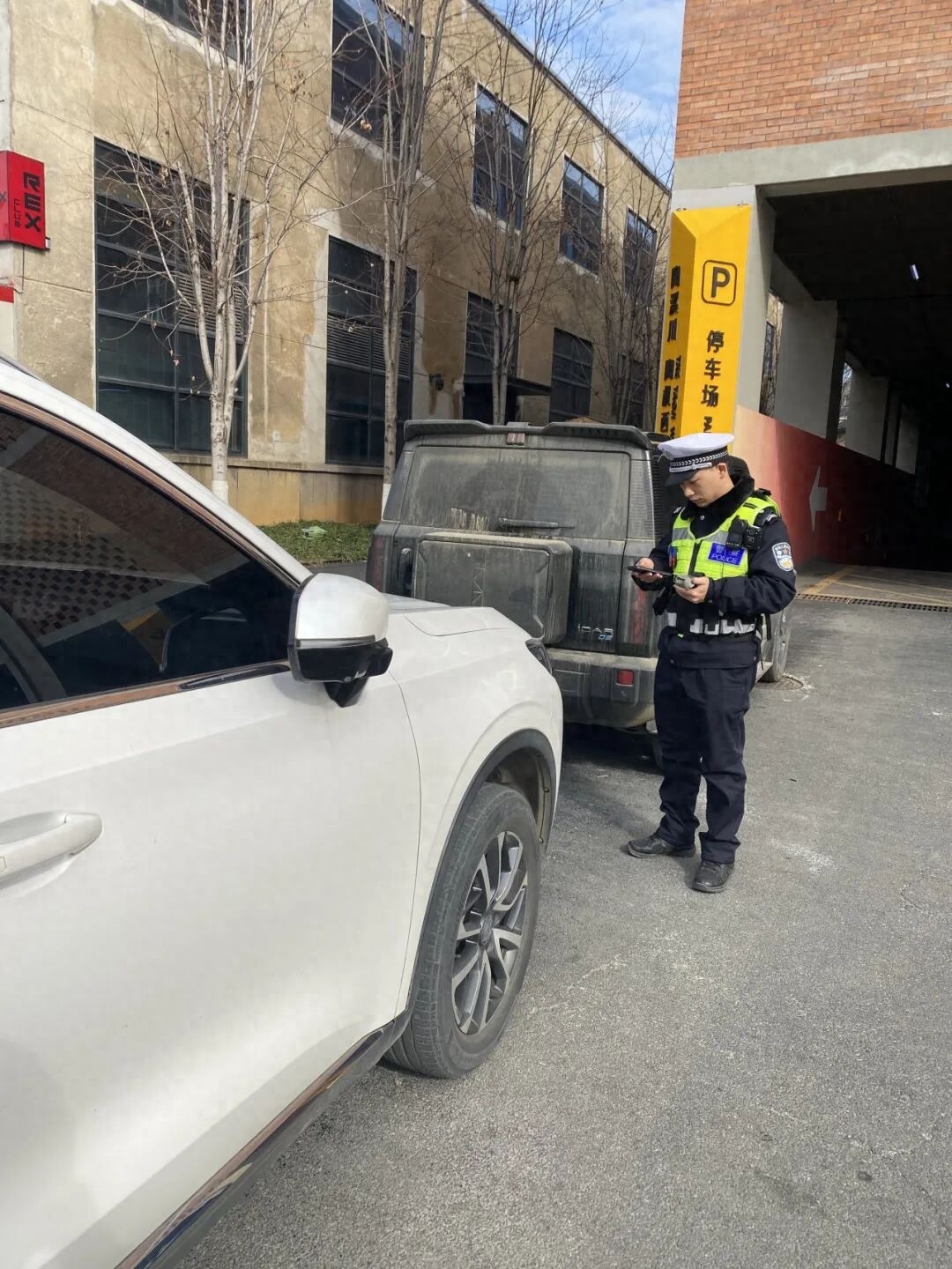 珠山大队等加大整治力度，改善城市道路停车秩序与通行环境