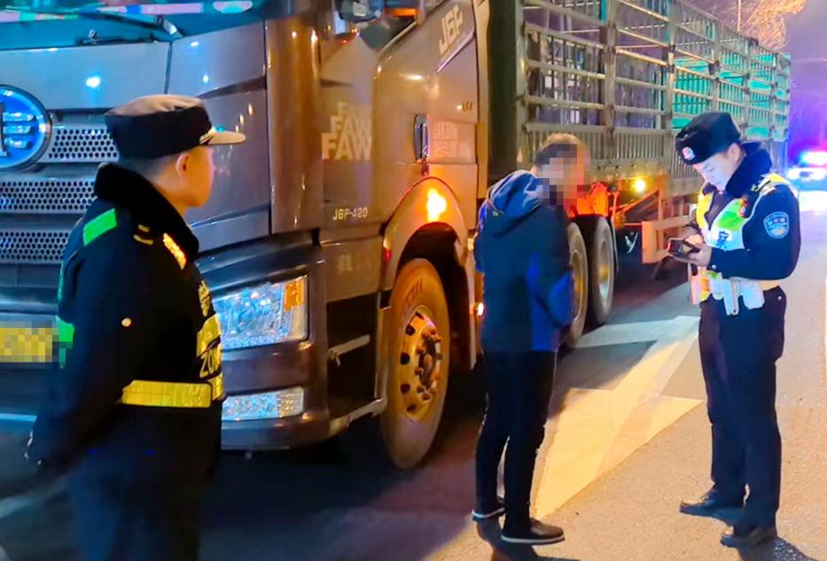 哈尔滨交管部门开展货车违法整治,严打超载等行为