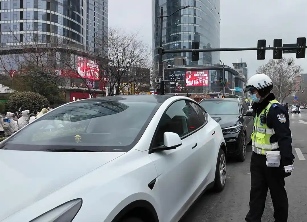 郑州交管一大队常态化整治违法停车，守护道路平安畅通