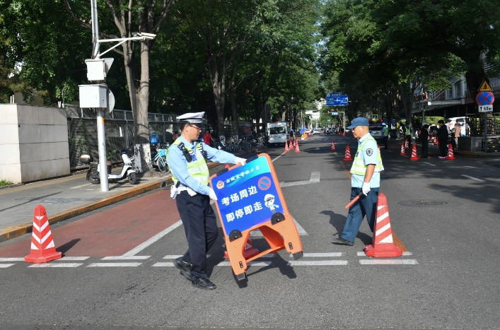 高考首日遇周六，公安交管全力保障考场周边交通顺畅