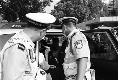 高考考场保障：民警背考生上楼、城管护考及噪声管控