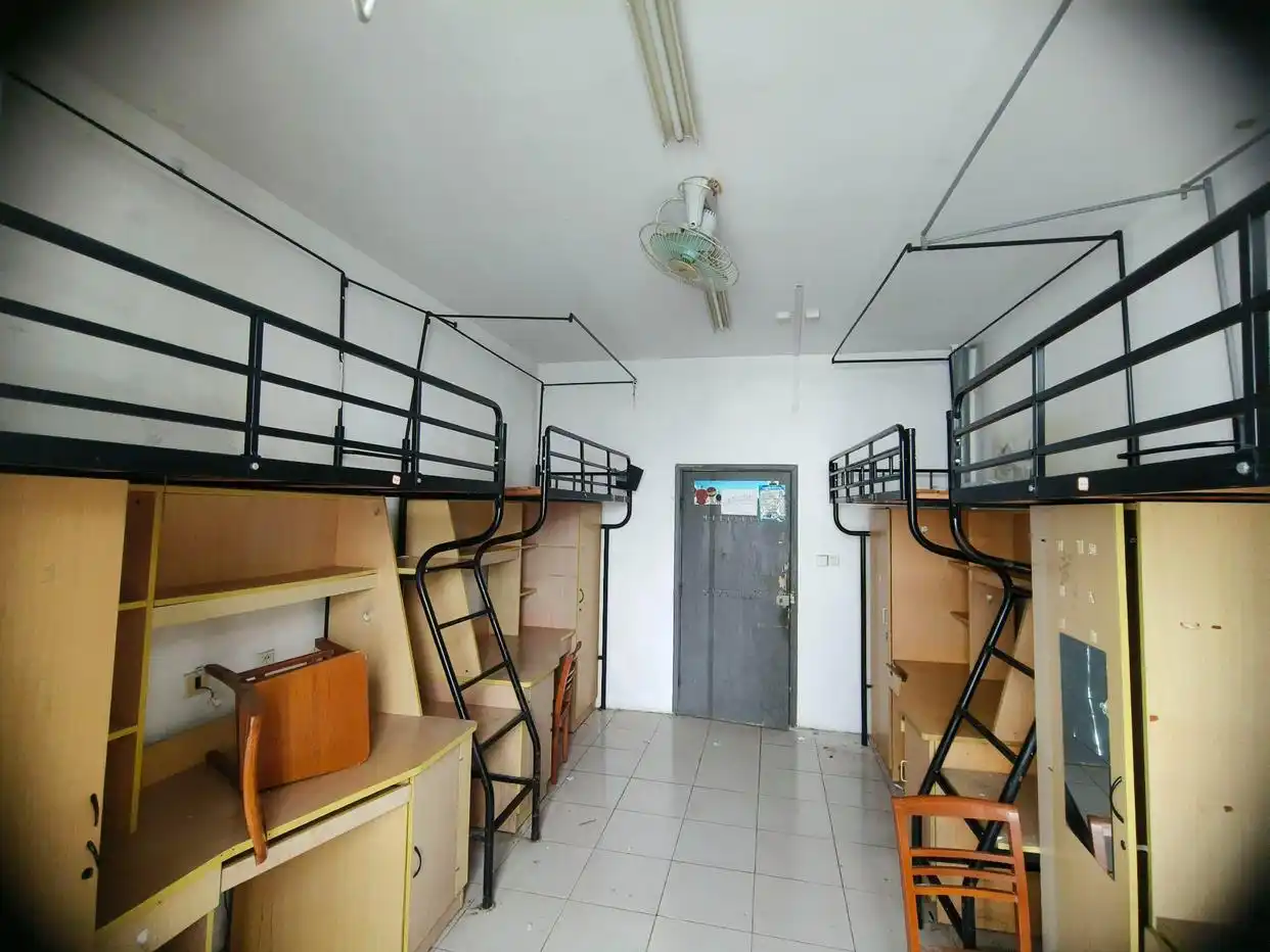 江苏大学宿舍条件差引热议，高校宿舍差距究竟有多大？