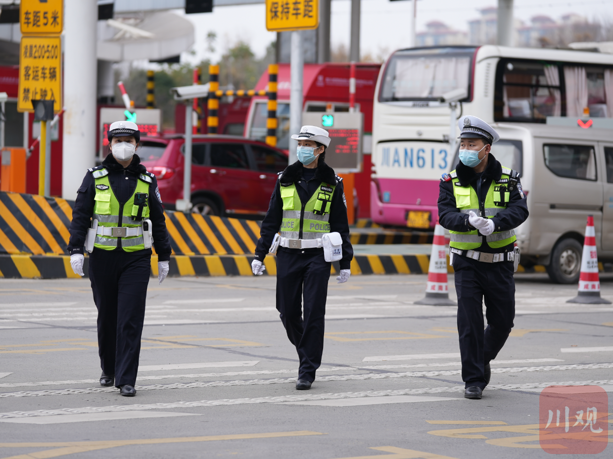 春节日益临近车流量增，高速交警如何助力群众平安快速到家？