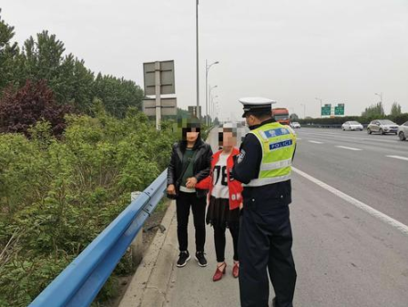 高速交警暖心换胎后发现：面包车超员，俩乘客徒步高速
