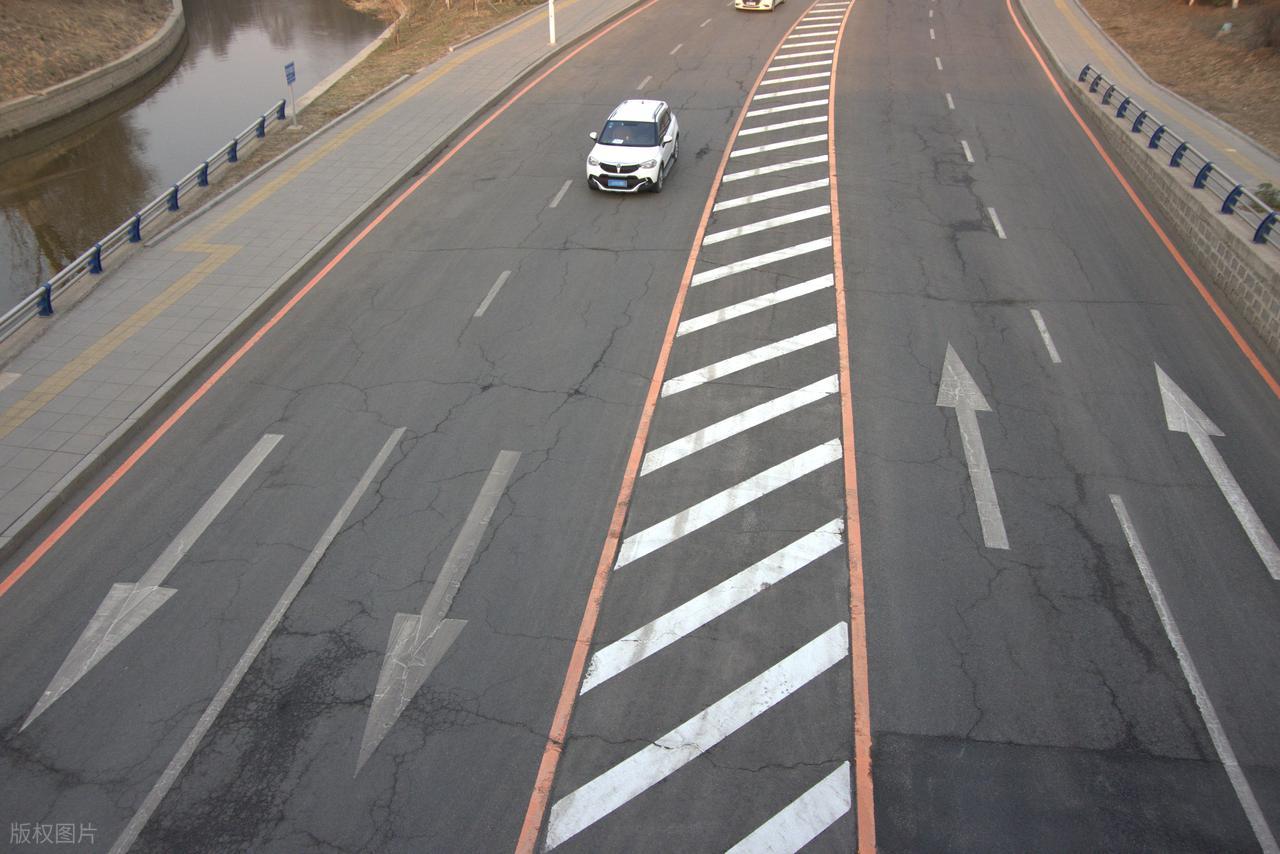 高速这5种标线要认清!新手老司机都得懂,不然驾照分不保