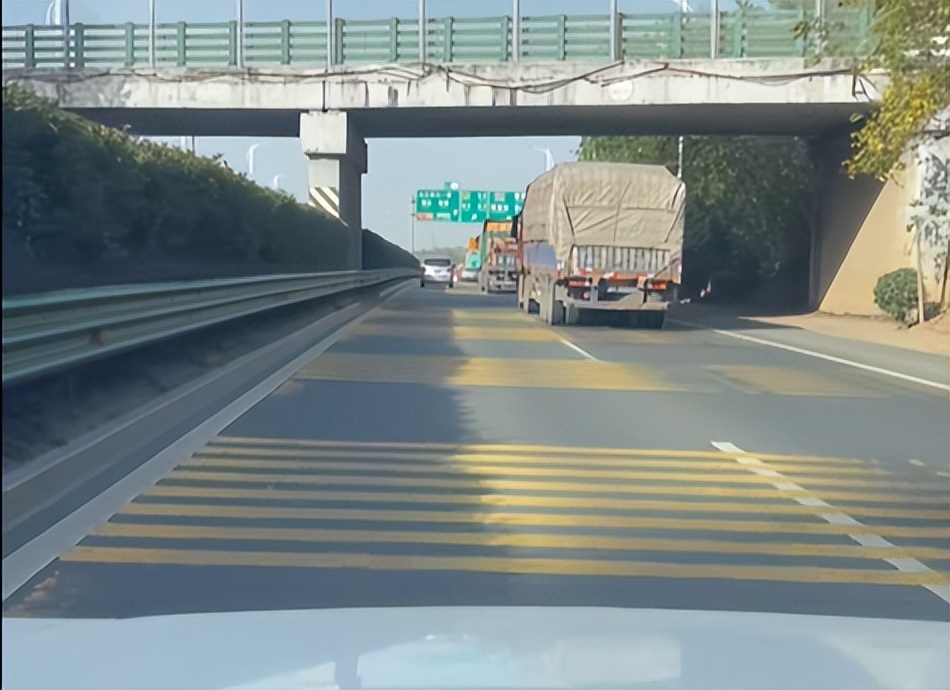 高速这5种标线要认清!新手老司机都得懂,不然驾照分不保