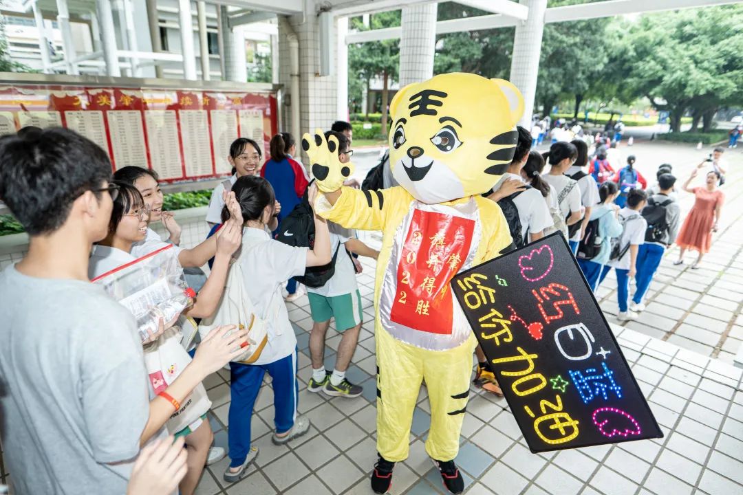 直击肇庆高考考场！两万多考生自信赴考，考点情况全知道