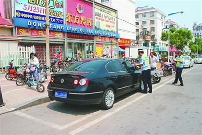 章丘城区部分道路现逆向停车等违章行为，影响交通与出行