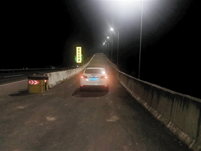 女子因不忍家人催婚，将车停在高速路避险车道散心