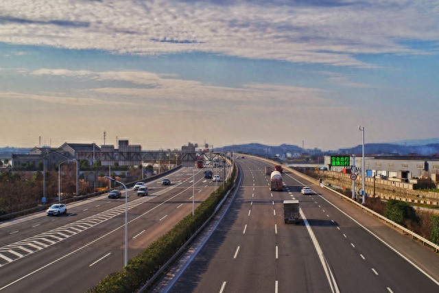 高速应急车道使用规则：谁能走、咋合法走及禁止行为全知道