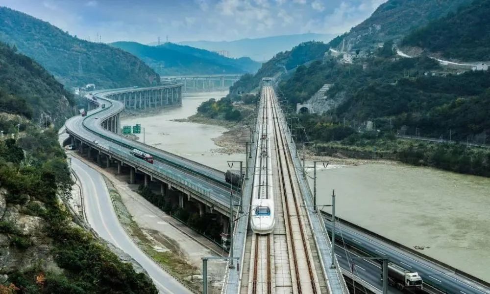 中国十大高速公路之最:最长、最短高速公里数及其他特色介绍