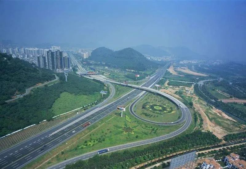 中国十大高速公路之最:最长、最短高速公里数及其他特色介绍