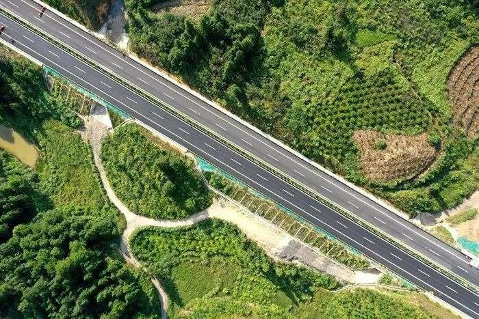 中国十大高速公路之最:最长、最短高速公里数及其他特色介绍