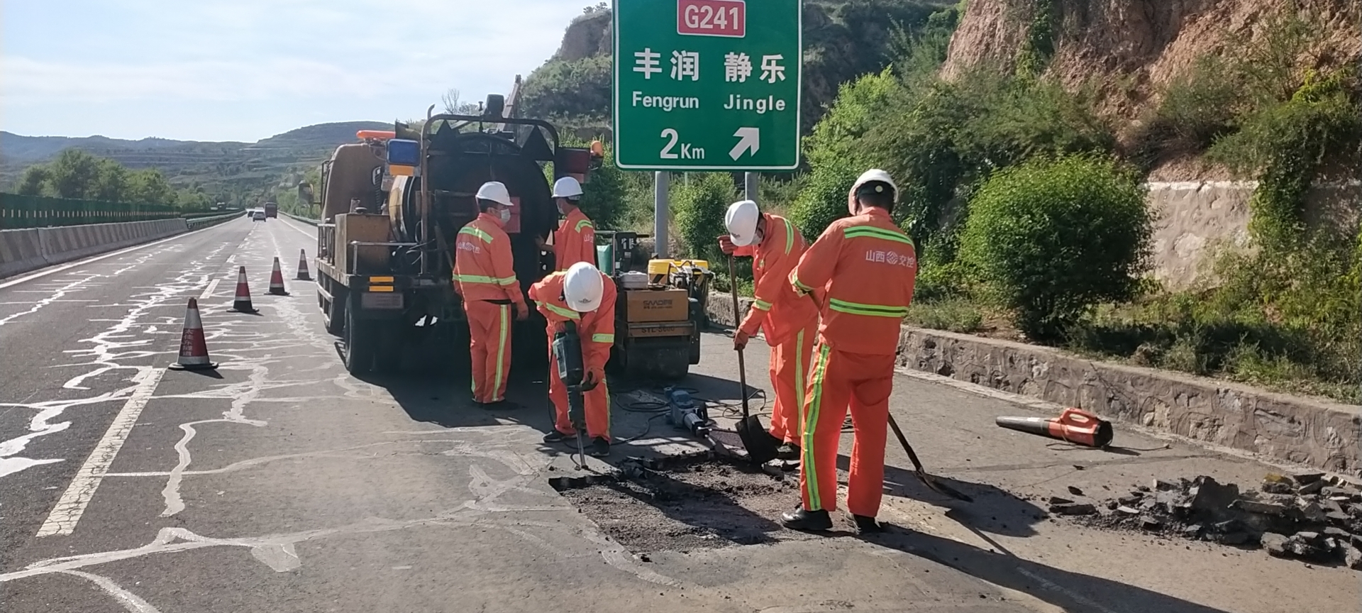 山西路桥太佳东分公司养护人员高温下坚守高速道路养护岗位